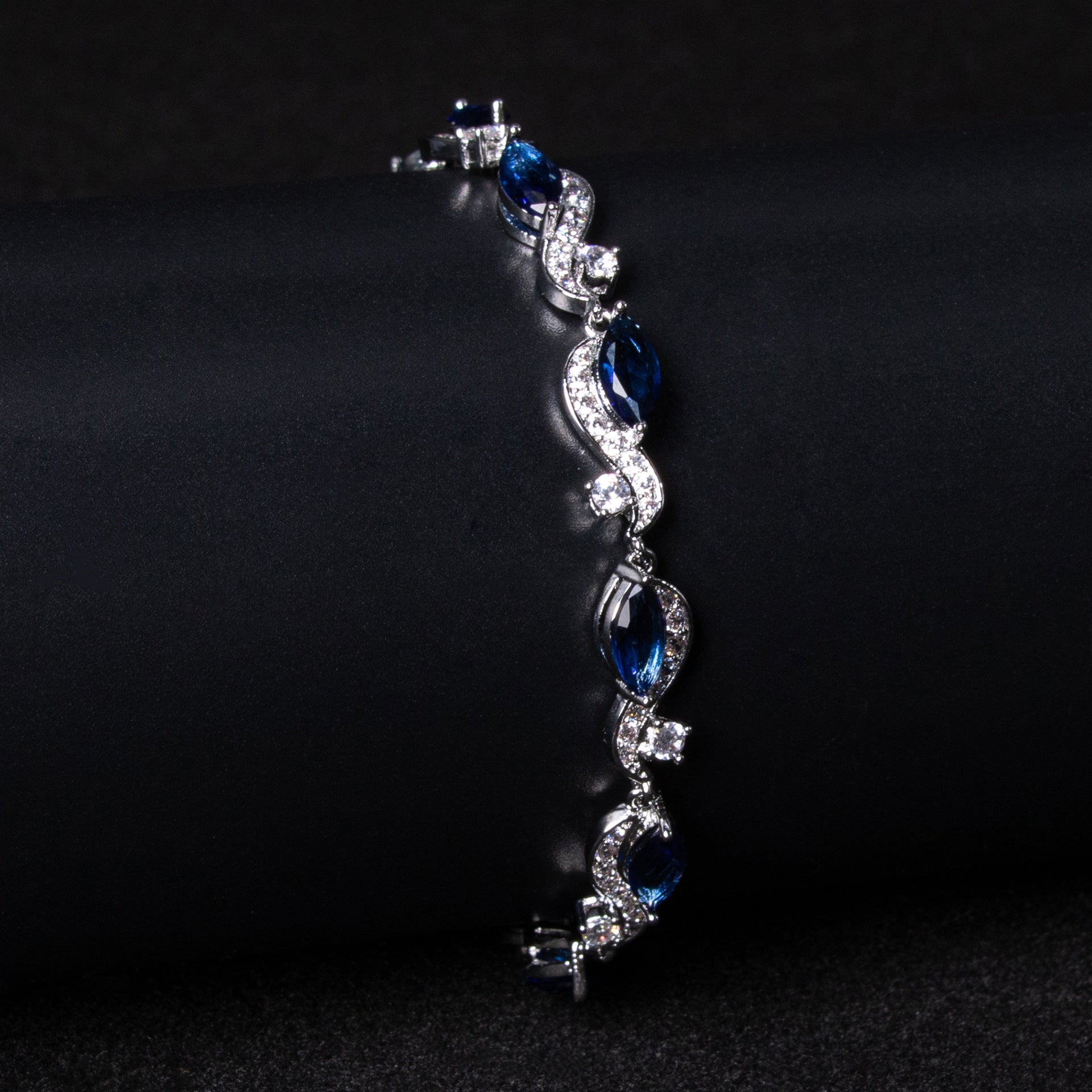 Pulseira Fina de Zircónia de Alto Padrão | Design Super Niche e Luxuoso